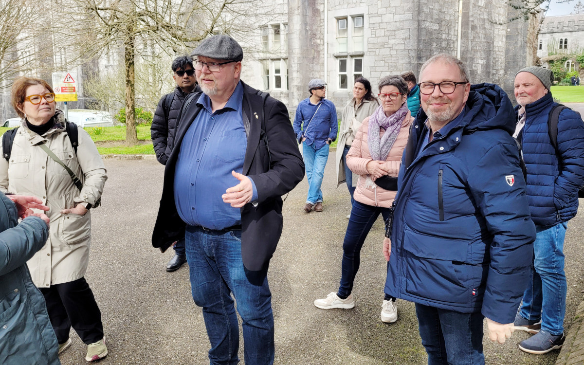 Bjarne Lindeløv among Hybes team