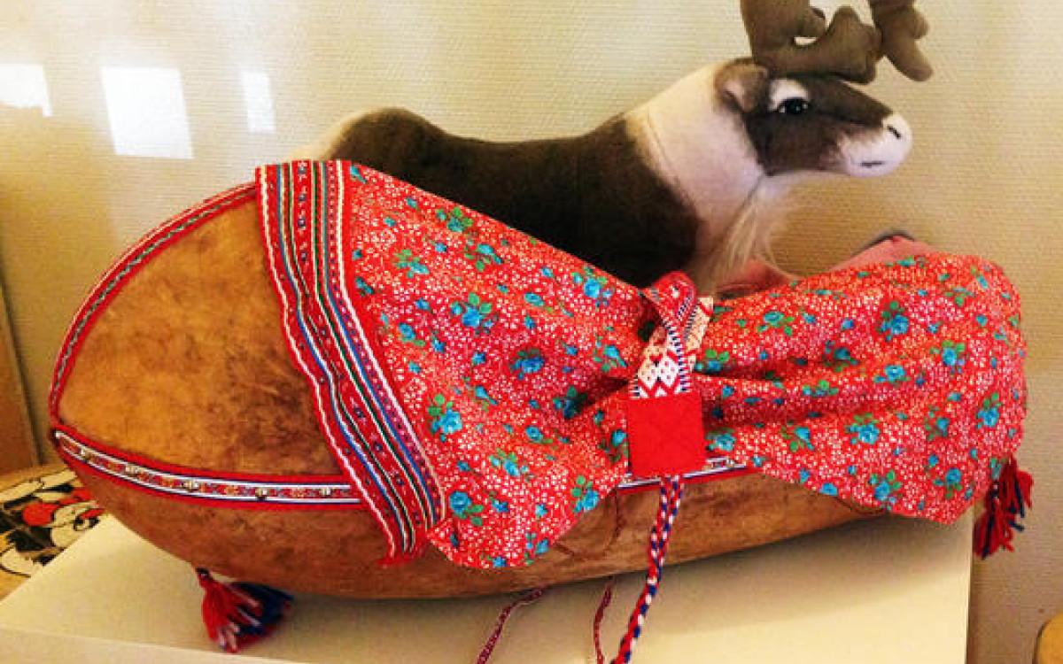 Samiske leker gir lek p&aring; samisk.