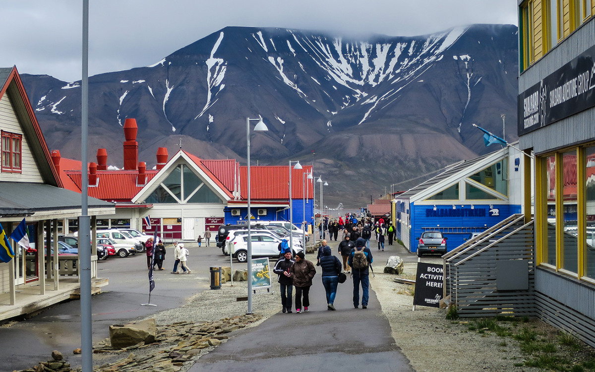 Longyearbyen. Foto: Jarle R&oslash;ssland / Visit Svalbard / nordnorge.com