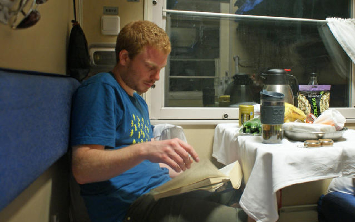 Dette er typisk Mathias: P&aring; tog. Foto: Privat