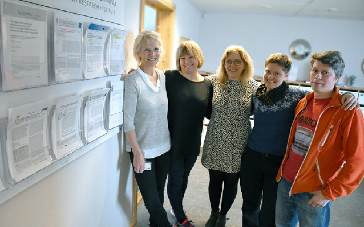 Rekordlaget, ved en h&aring;ndfull av dem, poserer ved skrytehylla p&aring; Nordlandsforskning, der artiklene st&aring;r p&aring; utstilling: Iselin Marstrander, Ragnhild Holmen Wahldal, Ingrid Bay-Larsen, Helga Eggeb&oslash; ...