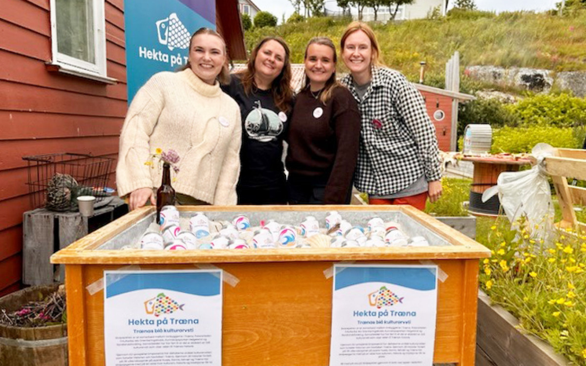 Anette Møllersen Bjørnå, Maiken Bjørkan, Åsta Halse og Vilde Johnsgård Nygaard på Træna. Foto: Privat