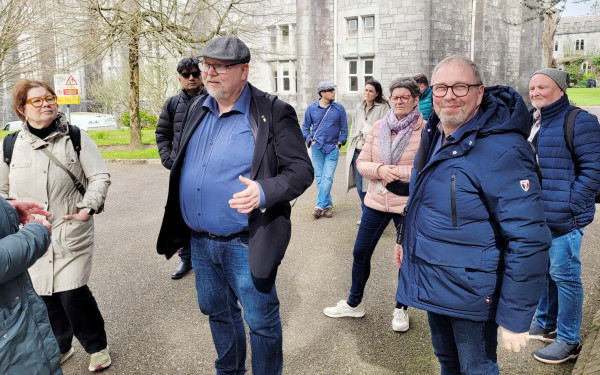 Bjarne Lindeløv among Hybes team