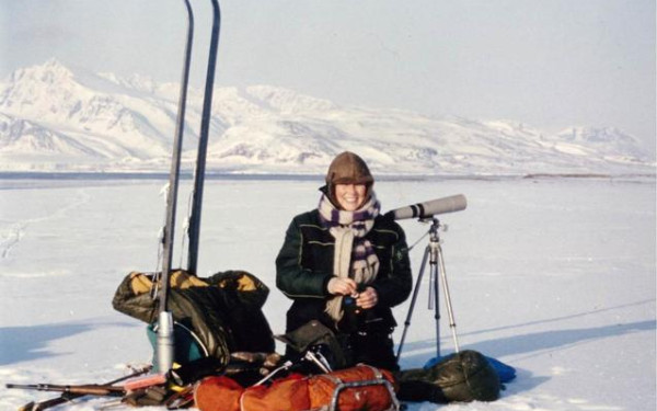 I sitt rette element: Grete observerer adferden til Svalbardrein ved Ny &Aring;lesund, en gang p&aring; 80-tallet. Foto: Privat