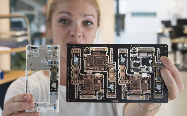 En smarttelefon inneholder omlag 30 milligram gull, i f&oslash;lge telefonprodusenten Fairphone. Foto: Fairphone