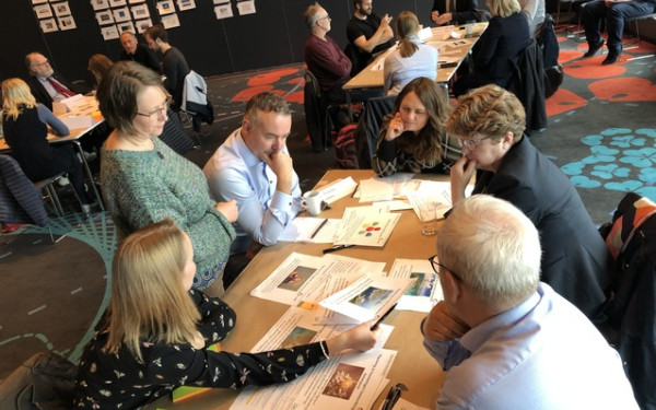 Deltakere i full sving p&aring; innspillsm&oslash;tet. Foto: Nhien Nguyen 