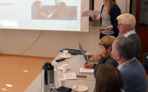 Anne Tj&oslash;nndal med sin presentasjon.