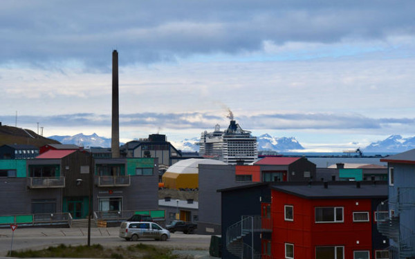 Cruiseturismens innvirkning p&aring; lokalsamfunn er et av temaene forskerne &oslash;nsker &aring; unders&oslash;ke n&aelig;rmere. Her fra Longyearbyen. Foto: Thoralf Fagertun