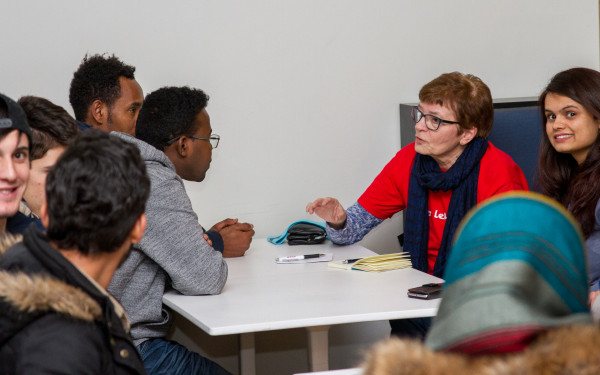 L&aring;n en bod&oslash;v&aelig;ring i Stormen bibliotek. Foto: Bod&oslash; R&oslash;de Kors