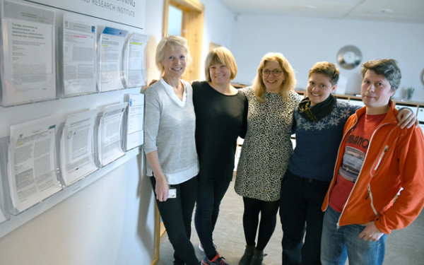 Rekordlaget, ved en h&aring;ndfull av dem, poserer ved skrytehylla p&aring; Nordlandsforskning, der artiklene st&aring;r p&aring; utstilling: Iselin Marstrander, Ragnhild Holmen Wahldal, Ingrid Bay-Larsen, Helga Eggeb&oslash; ...