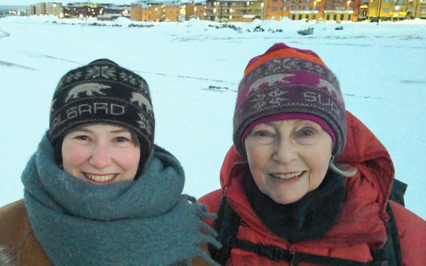 Tiril Vold Hansen og Grete Hovelsrud i Longyearbyen. Foto: Helena Gonzales Lindberg